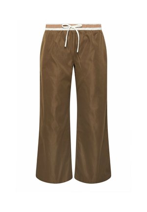 Bruine broek met wijde pijpen, elastische tailleband en witte trekkoord, met een wit en lichtbruin gestreepte band bovenaan.