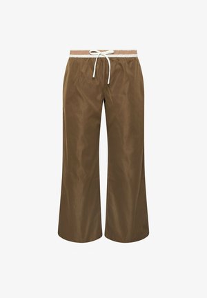 Braune Hosen mit weitem Bein, elastischem Bund und weißem Kordelzug, oben mit einem weiß-braun gestreiften Band.