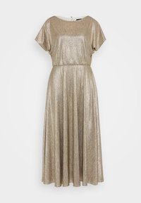 Robe maxi en tissu doré métallique, dotée de manches courtes, d'un col rond et d'une taille froncée, se déployant en une jupe plissée.