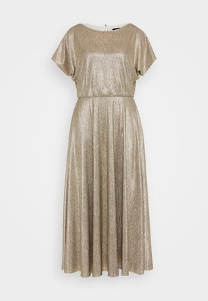 Vestido maxi de tela metálica dorada, con mangas cortas, escote redondo y cintura fruncida, que fluye hacia una falda plisada.