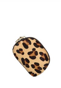 Un estuche de estampado de leopardo hecho de pelo sintético con un zipper dorado. Presenta una forma redondeada, textura suave y manchas contrastantes en negro y marrón.