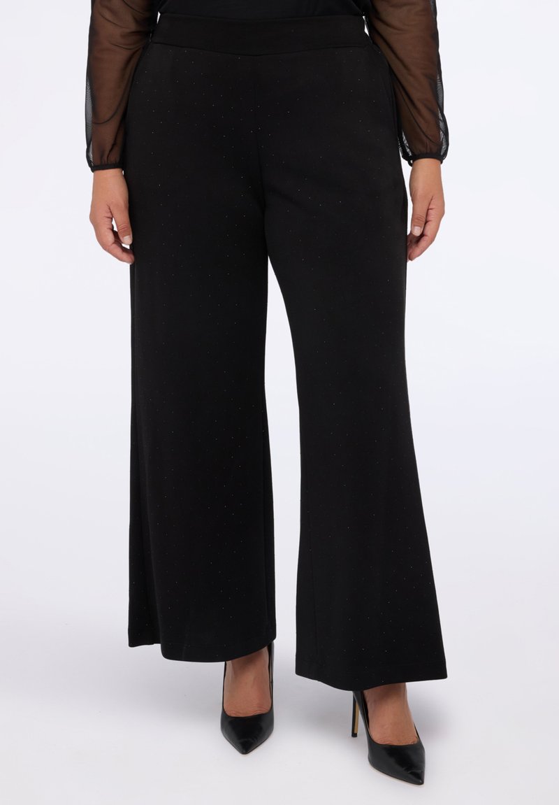 Zwarte wijde broek van zacht materiaal, met een gladde textuur en subtiele versieringen, en een elastische tailleband voor comfort.