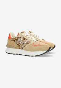 Beige mockaskor med leopardmönstrade sidopaneler, vita snörningar och en livfull orange häldetalj. Gummisula för bra grepp.