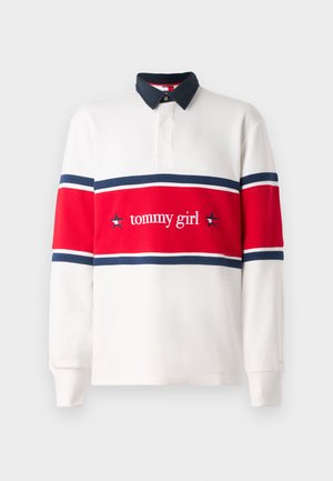 Hvit langermet polo med marineblå krage, med røde horisontale striper og en sentral "tommy girl" logo med to stjerner.