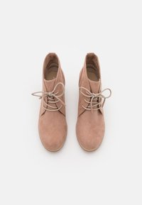 Růžové semišové kotníkové boty s kulatou špičkou, se světle šedými tkaničkami a hladkým, strukturovaným povrchem. Lehký a minimalistický design.