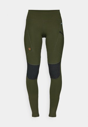 Alyvuogių spalvos leggingai su aukštu liemeniu, su juodomis tekstūruotomis kelio panelėmis, šoninėmis kišenėmis ir mažučiu logotipo ženkliuku ant klubo.