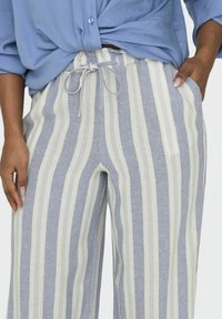 Gestreepte broek in blauw en crème, met een trekkoord in de taille, zakken en een lichtgewicht stof met een zachte textuur.