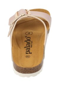 Ljusrosa sandal med fotbädd i kork, texturerad innerv lining och en metallspänne. "Palado"-logotyp synlig inuti.