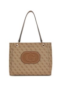 Beige skuldertaske med en brun logo-patch og gentaget monogrammønster. To skulderstropper med hardware i sølvfarve. Glat tekstur.