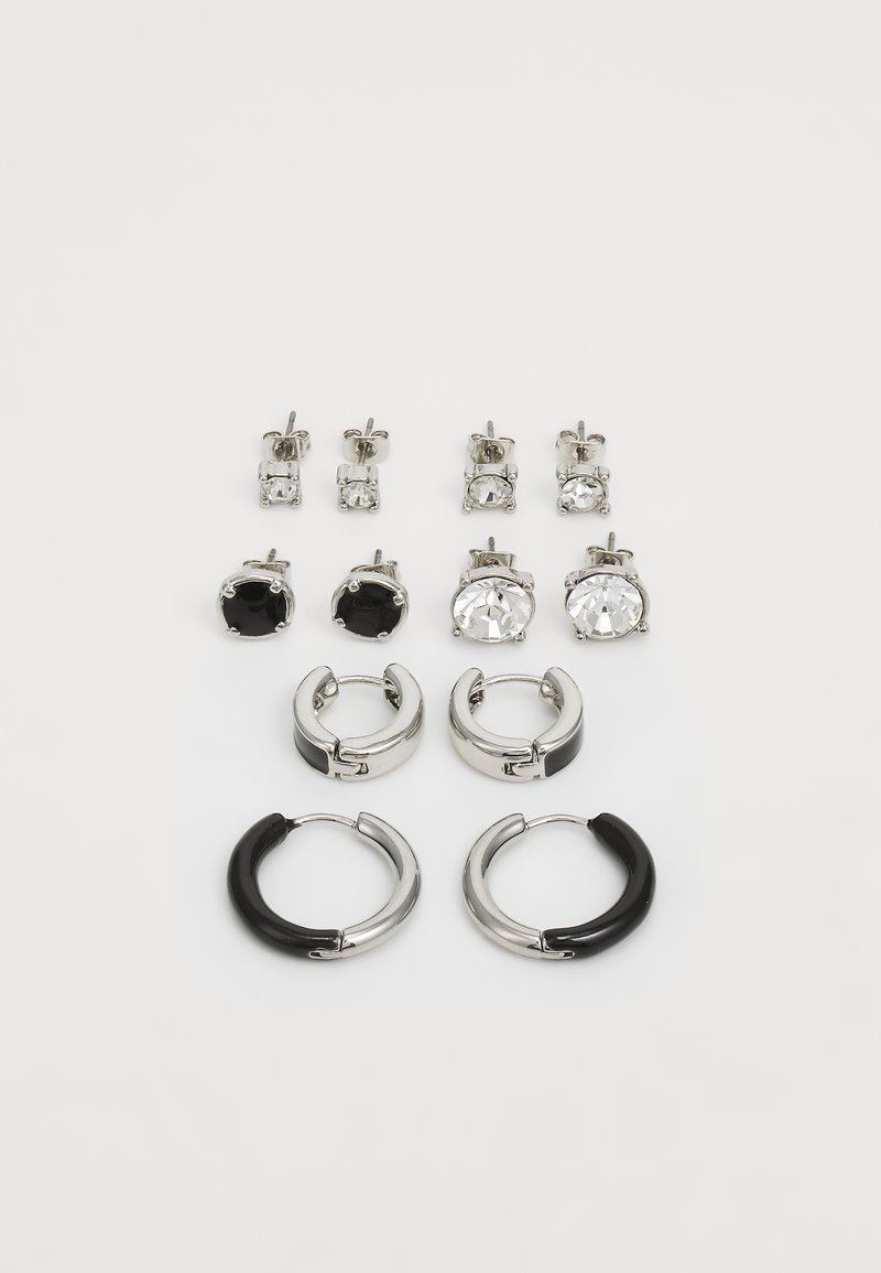 Set di orecchini composto da tre paia di orecchini a perno con pietre trasparenti e nere, più due paia di orecchini a cerchio in argento con accenti neri.
