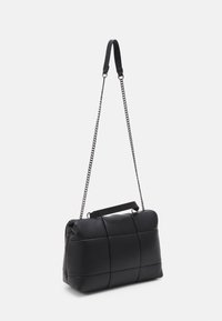 Borsa a mano nera in ecopelle con design imbottito, dotata di una maniglia corta e di una lunga tracolla a catena. Texture liscia e forma rettangolare.