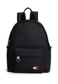 Mochila negra de nailon con forma redondeada, que cuenta con un bolsillo delantero con cremallera y un parche del logo de Tommy Jeans en rojo, blanco y azul. Correas de hombro acolchadas.