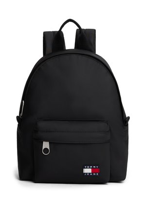 Fekete nejlon hátizsák lekerekített formával, elülső cipzáras zsebbel és piros, fehér és kék Tommy Jeans logóval. Párnázott vállpántok.