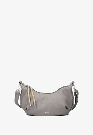 Bolso de hombro de cuero gris con textura suave; cuenta con un cierre con cremallera, tiradores trenzados y una correa ajustable con elementos de metal.