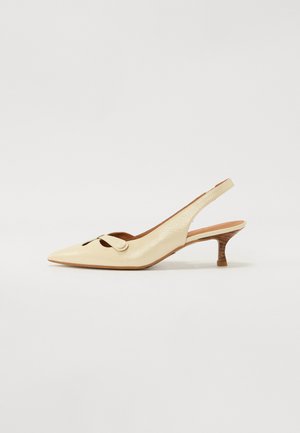 Décolleté beige in pelle con punta affilata, dettaglio a taglio e tacco medio in legno. Texture liscia con finitura lucida.