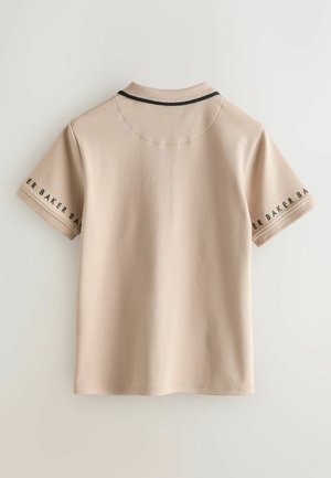 Beež lühikeste varrukatega polosärk kraega, millel on must ääristus ja varrukatel on trükitud "Baker Baker". Pehme puuvillane materjal.