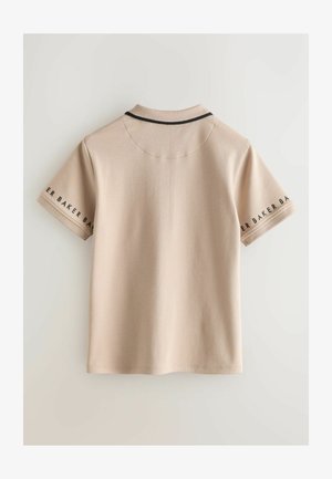 Tricou polo bej cu mâneci scurte și guler, cu margine neagră și inscripția "Baker Baker" pe mâneci. Material moale din bumbac.