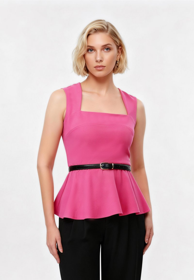 Ξανθιά γυναίκα με ροζ αμάνικη peplum μπλούζα με τετράγωνη λαιμόκοψη και μαύρη ζώνη, συνδυασμένη με μαύρο παντελόνι, σε λευκό φόντο.