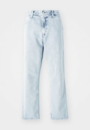 Lyseblå denim-jeans med lige ben, der har høj talje, fem lommer og knaplukning. Falmet tekstur over det hele.