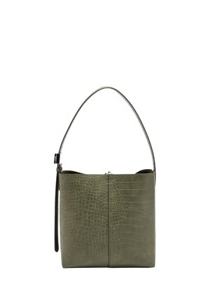 Zielona torba ze skóry z motywem krokodyla, z pojedynczym zaokrąglonym uchwytem, prostokątnym kształtem i zamkiem błyskawicznym na górze.