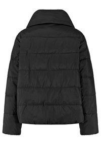 Svart pufferjacka med hög krage. Har quiltade sektioner, långa ärmar och en avslappnad passform. Materialet verkar slätt och lätt.