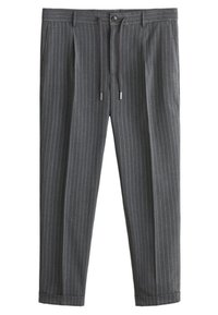 Pantalones grises a rayas con un corte relajado, que cuentan con una cintura elástica con cordón y bolsillos laterales para mayor comodidad. Textura de tela suave.