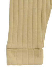 Tessuto beige a maglia a coste con un risvolto piegato in fondo. La trama è fine, con strisce verticali in tutto il materiale.