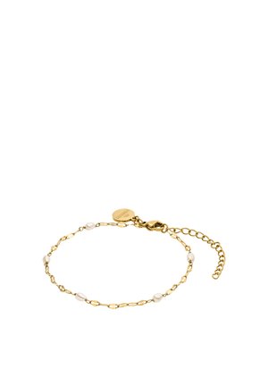 Zartes Armband aus Goldkette mit kleinen weiß glänzenden Perlen im gleichmäßigen Abstand, Karabinerverschluss und einer kleinen runden Goldplakette.