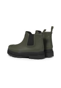Bottes Chelsea en caoutchouc vert avec des panneaux élastiques latéraux noirs et des languettes de traction, dotées d'une semelle épaisse noire et d'une texture lisse.