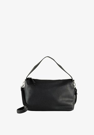 Czarna torebka na ramię z teksturowanej skóry, z zamkiem błyskawicznym i regulowanym, odpinanym paskiem na białym tle.