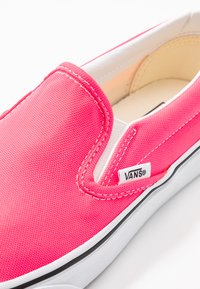 Vans UA CLASSIC SLIP-ON - Slip-ons - knockout pink/true white