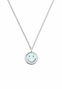 Collana in argento con ciondolo circolare caratterizzato da un sorriso di colore blu chiaro e un bordo lucido.