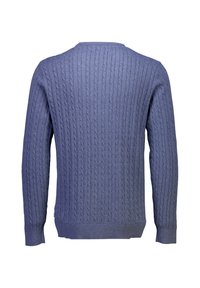 Kabelstrickpullover aus weichem blauen Stoff. Verfügt über ein strukturiertes Muster mit gerippten Bündchen und Saum. Klassischer Rundhalsausschnitt, keine weiteren Details.