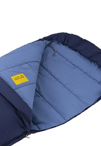 Blauwe slaapzak met een marineblauwe buitenkant en een lichtblauwe binnenkant. Gequilte ontwerp, voorzien van een rits en een gele label met de tekst "IK BEN NOMADE."