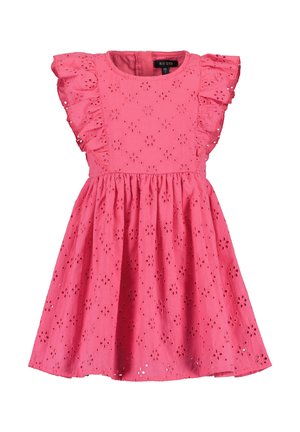 Różowa bawełniana sukienka z krótkimi falbanianymi rękawami, haftem ażurowym i marszczoną spódnicą. Posiada okrągły dekolt i zapięcie z tyłu.