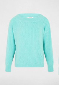 Maglione verde acqua realizzato in morbido materiale a coste. Presenta una scollatura ampia a barca e maniche lunghe. Design semplice senza pattern aggiuntivi.