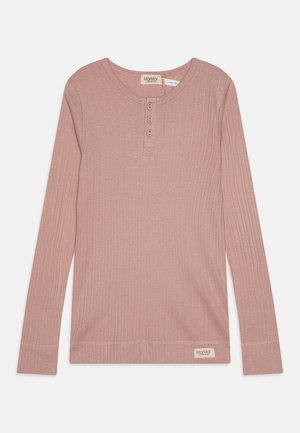 Lys lavendelribbet langærmet henley-shirt med tre knapper foran, rund hals og lille MarMar-mærke ved kanten.