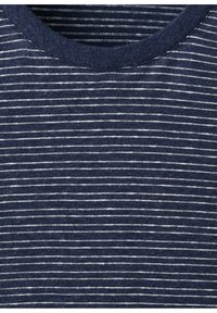 Chemise en tricot bleu marine à fines rayures horizontales blanches et col rond.