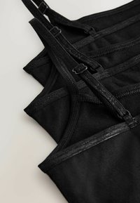 Czarny biustonosz typu bralette z regulowanymi ramiączkami, wykonany z miękkiego materiału. Posiada cienkie elastyczne paski oraz gładką teksturę z minimalnymi detalami szwów.