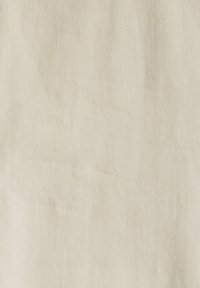 Lichtbeige stof met een fijne diagonale ribstructuur; een gladde oppervlakte met subtiele kleurvariaties en af en toe vage vlekken.