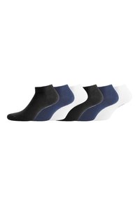Six paires de chaussettes basses en noir, bleu marine et blanc, disposées alternativement dans une rangée sur un fond blanc.