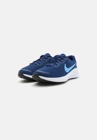 Blauwe sport schoenen met een geperforeerde mesh bovenkant, voorzien van een lichtblauwe swoosh-logo, witte tussenzool en zwarte rubberen buitenzool.