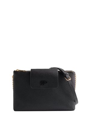 Czarna, teksturowana skórzana torebka crossbody z klapą z przodu, złotymi akcentami łańcuszka i małym wytłoczonym logo na klapie.