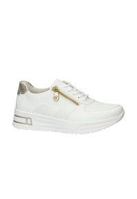 Sneaker bianco con un design perforato, dettaglio della cerniera dorata e accenti in suede grigio sul tallone. Suola bianca spessa con striscia grigia.