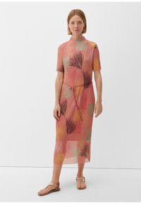 Vestido de manga corta y largo hasta la rodilla, confeccionado en tela ligera, con una base rosa y patrones abstractos de hojas en verde, negro y amarillo.