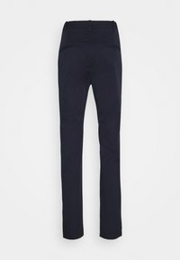 Pantalon slim bleu marine foncé avec deux poches arrière zippées, passants pour ceinture et coupe droite, vu de dos sur fond blanc.