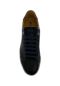 Sneaker in pelle blu con punta rotonda, lacci blu, occhielli in metallo e interno color beige. Texture liscia e design minimalista.