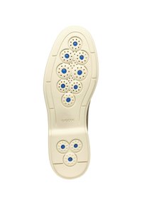 Suola di scarpa in gomma bianca con numerosi fori di ventilazione blu e un motivo testurizzato. Presenta una forma arrotondata e bordi pronunciati. Logo Geox presente.