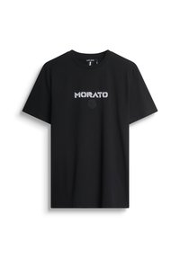 Camiseta de algodón negra con la palabra "MORATO" en letras blancas con rayas y un pequeño emblema en relieve debajo. Diseño de manga corta y cuello redondo.