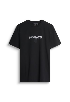T-shirt in cotone nero con la parola "MORATO" in lettere bianche con strisce e un piccolo emblema in rilievo sottostante. Design a maniche corte, collo tondo.